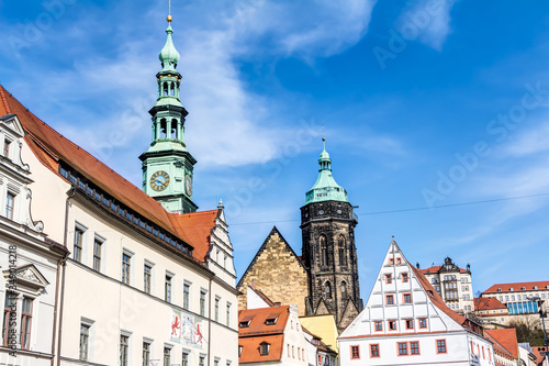 Das Rathaus auf dem Marktplatz der Altstadt von Pirna und im Hintergrund die Stadtkirche St. Marien