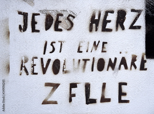 Mit Schablone gesprayt: "Jedes Herz ist eine revolutionäre Zellel"
