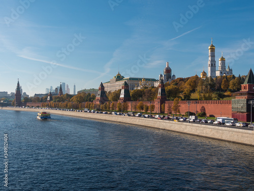 Canvas Print Sunny summer day moscow river bay kremlin