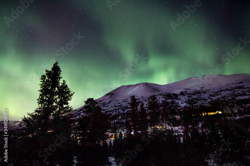 Schilderij op canvas northern lights in the mountains of Alaska