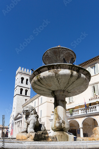 Assisi, Brunnen auf der Piazza del Commune