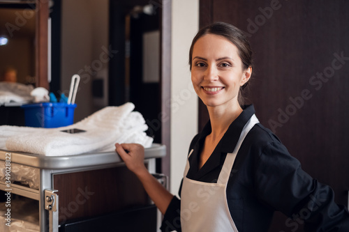 Foto A portrait of a smiling housekeeping lady in a uniform