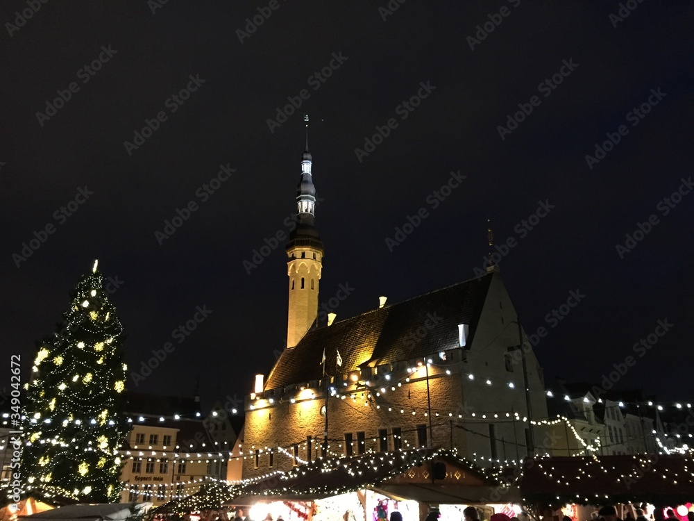 Obraz premium Tallinn in Estland bei Nacht
