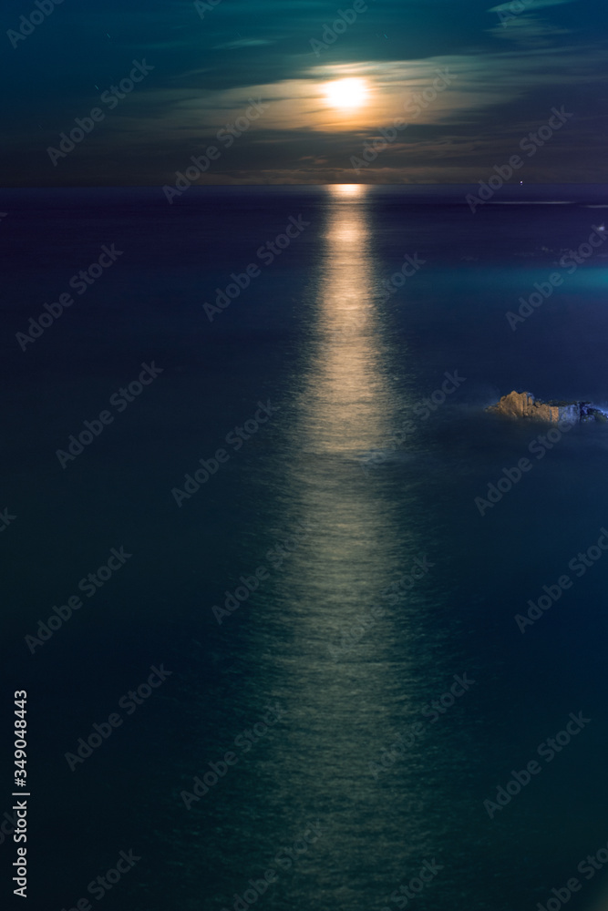 Obraz premium Moonlight in the sea.