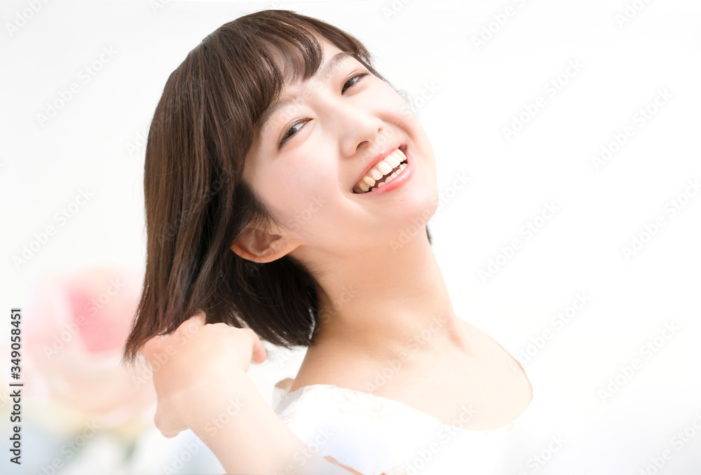 振り返る女性 振り返る女性