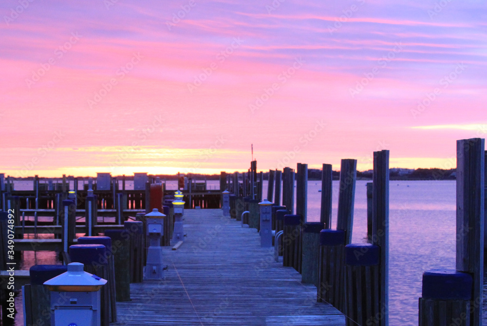 Obraz premium Docks Nantucket, pink sky