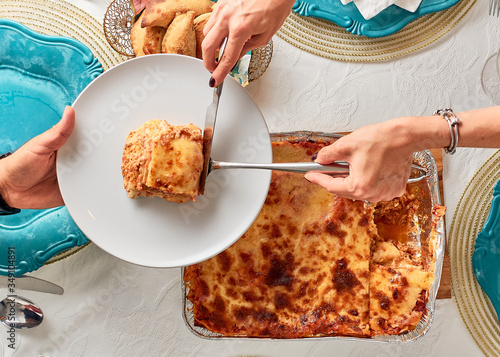 Fotografie woman serving portion of lasagna food zenith