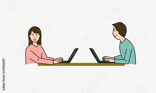 同じテーブルでノートパソコンに向き合う男女