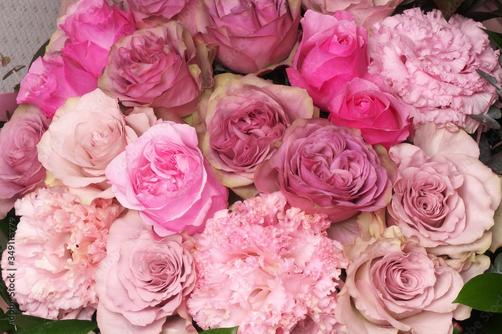 ピンクのバラのフラワーアレンジメント - Pink roses in flower arrangement