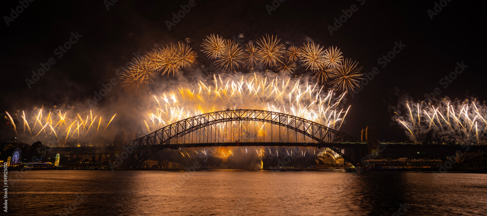 Obraz premium NYE 2020 fireworks view from the western side of the Sydney Harbour Bridge. Blues Point Reserve, Sydney, NSW, Australia. 