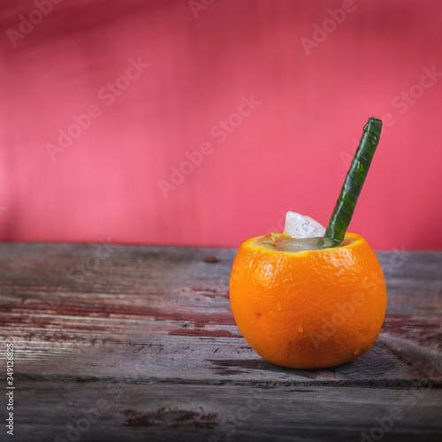 photo d'un jus d'orange rafraichissant dans un style tropical