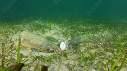 Foto Plastic water bottles dumped at sea pollute ocean floor