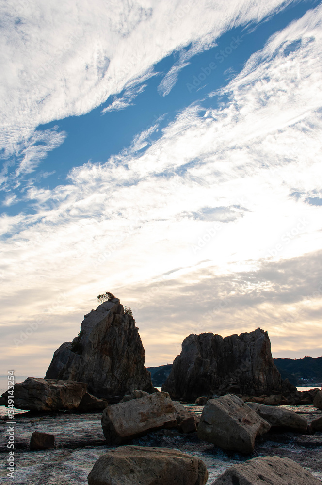 和歌山の岩礁と朝焼けの雲