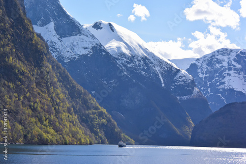 ソグネフィヨルド観光。ノルウェーのフロムからグドヴァンゲンネンへのフェリーからの眺め。Panoramic view of Sognefjord from Flam, one of the most famous fjords in Norway. © Chasou_pics