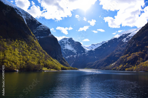 ソグネフィヨルド観光。ノルウェーのフロムからグドヴァンゲンネンへのフェリーからの眺め。Panoramic view of Sognefjord from Flam, one of the most famous fjords in Norway.