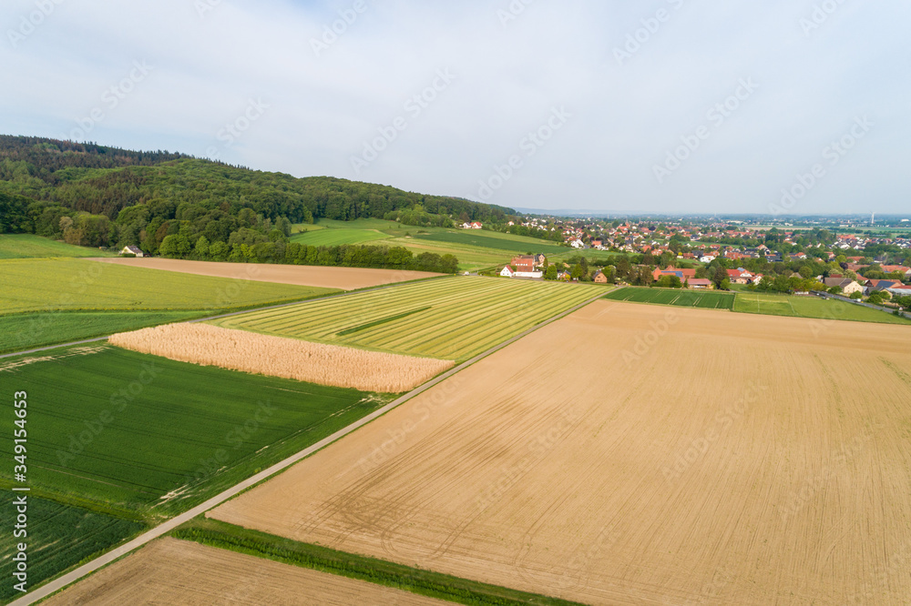 Hügelige Landschaft mit Feldern als Luftaufnahme