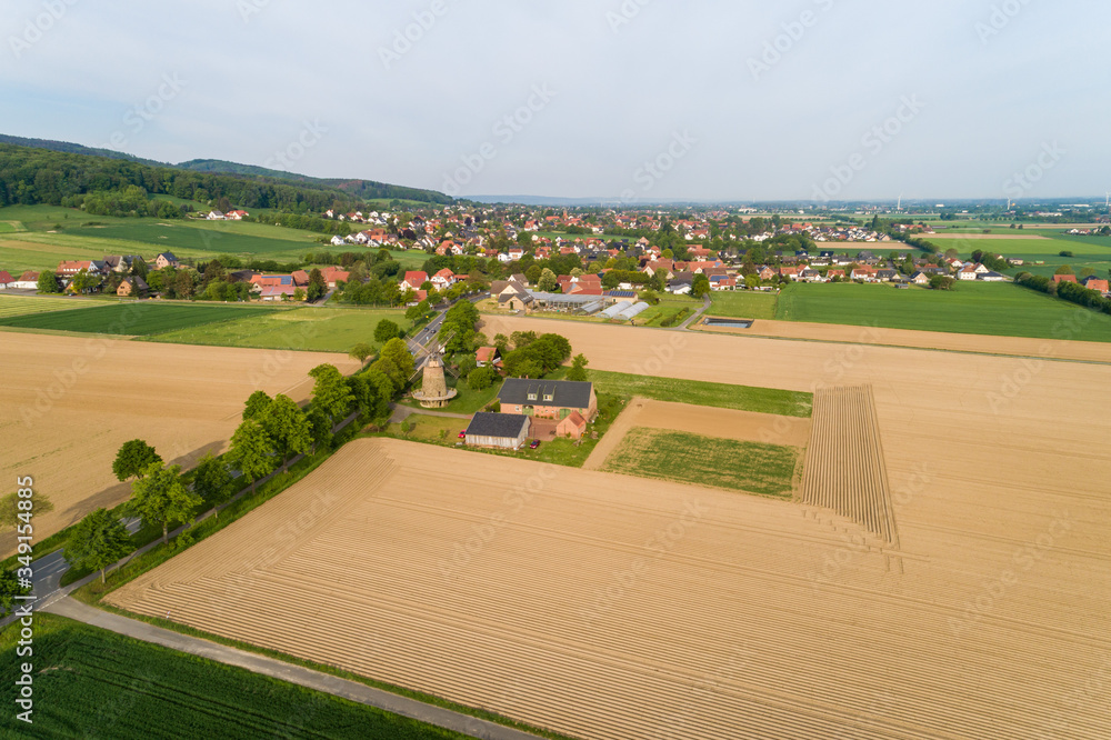 Ortschaft mit Häusern als Luftaufnahme, Deutschland