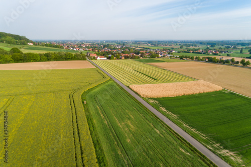 Hügelige Landschaft mit Feldern als Luftaufnahme © Christian Schwier