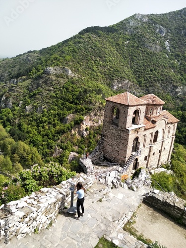 Panorama de la iglesia de la madre santa de dios en la montaña de la fortaleza y de Rhodopes del ` s de Asen, región de Asenovgrad, Plovdiv, Bulgaria photo