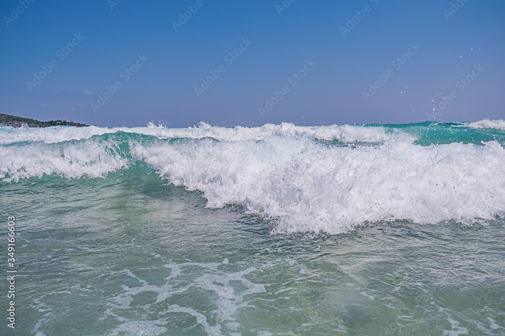 Obraz premium Big sea water wave comming with clean blue sky
