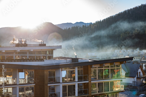 Fototapeta Naklejka Na Ścianę i Meble -  Mglisty Wschód słońca w górach