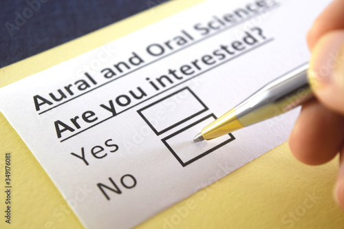Φωτογραφία One person is answering question about aural and oral science.