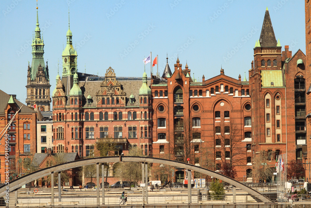 Hamburg im Fokus; Speicherstadt (Holländischer Brook) und Rathausturm 