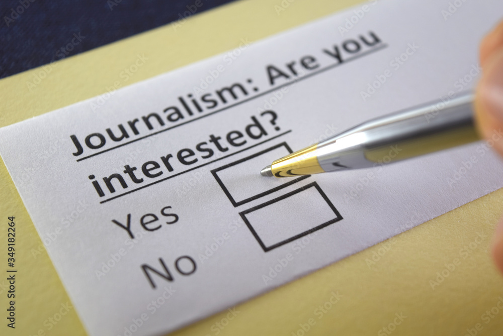 Obraz premium One person is answering question about journalism.