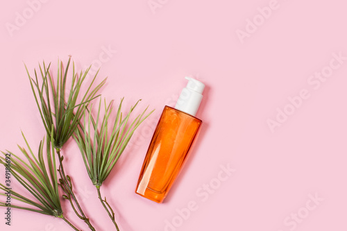 Botella dispensador con tónico o agua de limpieza micelar sobre un fondo rosa liso y aislado. Vista superior. Copy space. Concepto: Cosmética photo