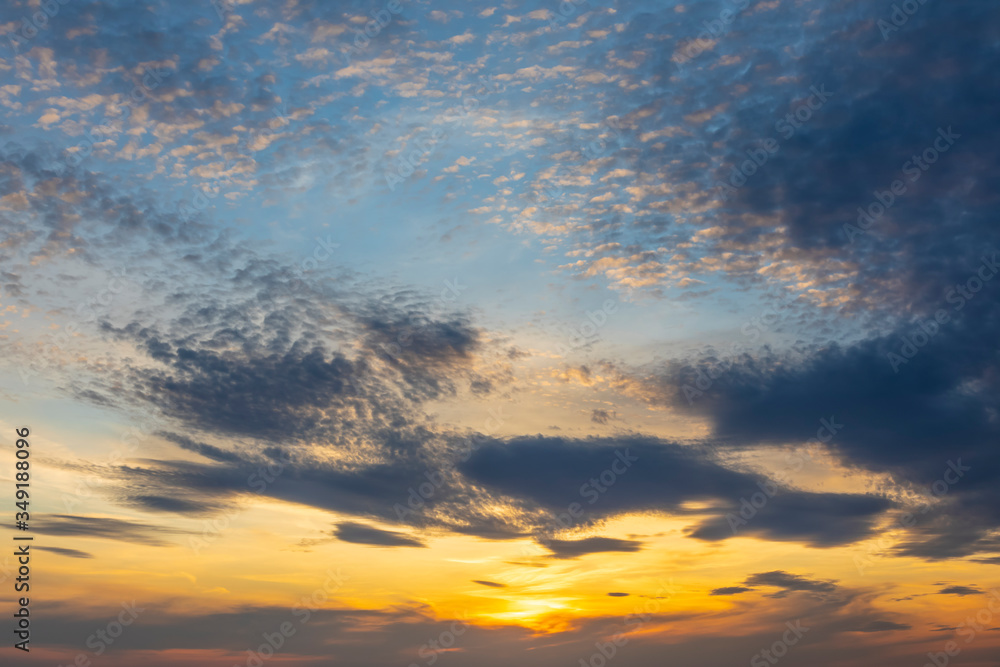 Obraz premium dramatic sky with many little clouds before the sunset