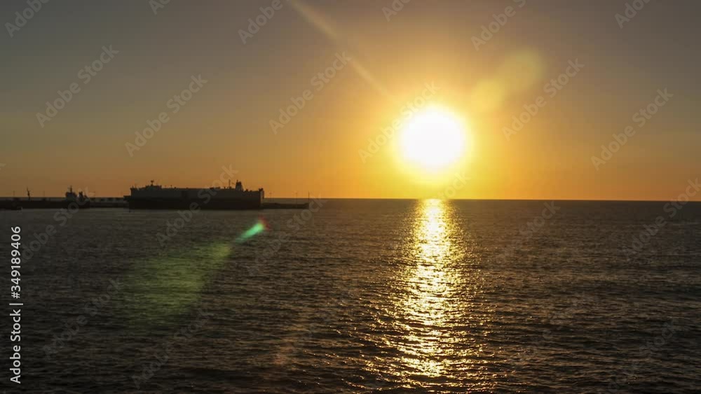 Atardecer frente al muelle de CEPA El Salvador Acajutla cielo despejado colores del sol reflejo en el mar Atardecer frente al muelle de CEPA El Salvador Acajutla cielo despejado colores del sol reflejo en el mar