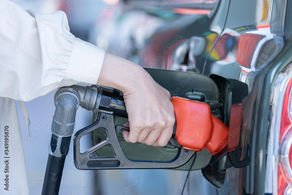 ガソリンスタンドで給油をする若い女性の手元 Stock Photo Adobe Stock ガソリンスタンドで給油をする若い女性の手元 Stock Photo Adobe Stock