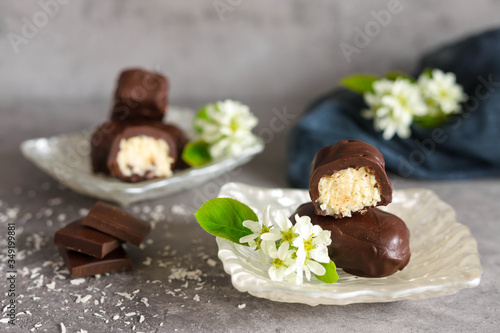 Billede på lærred Homemade coconut bounty bars – with a rich dark chocolate shell.