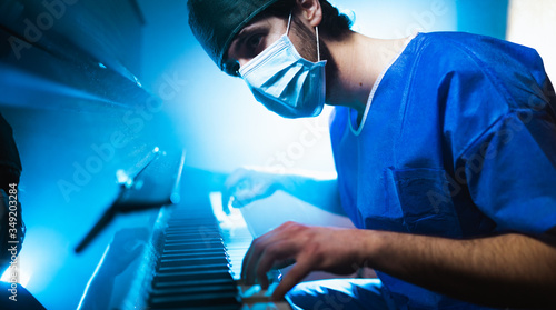 Tableau sur toile Medico o infermiere pianista suona il pianoforte con mascherina
