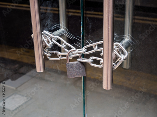 Quadro su tela A retail shop glass front doors, padlocked and chained shut