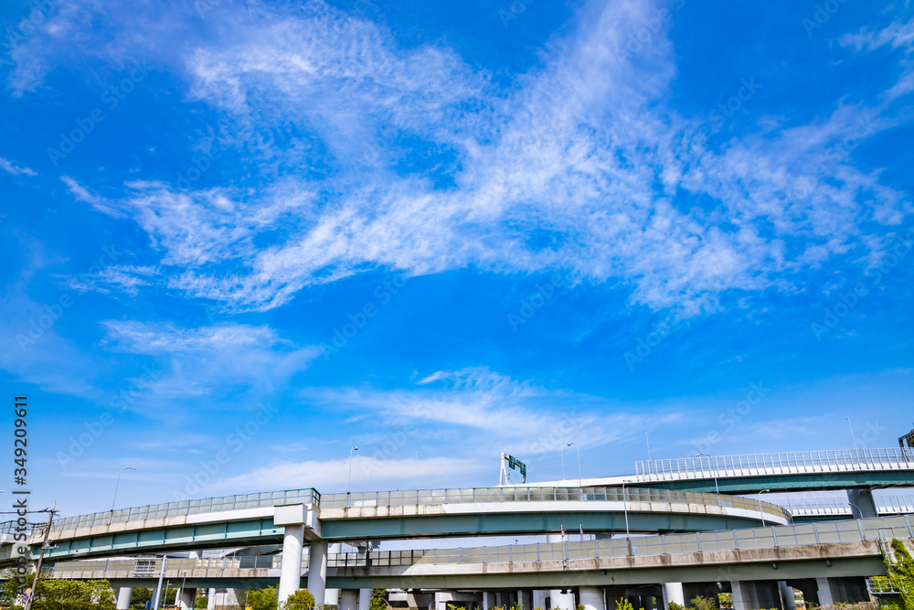 青空と高速道路の高架橋