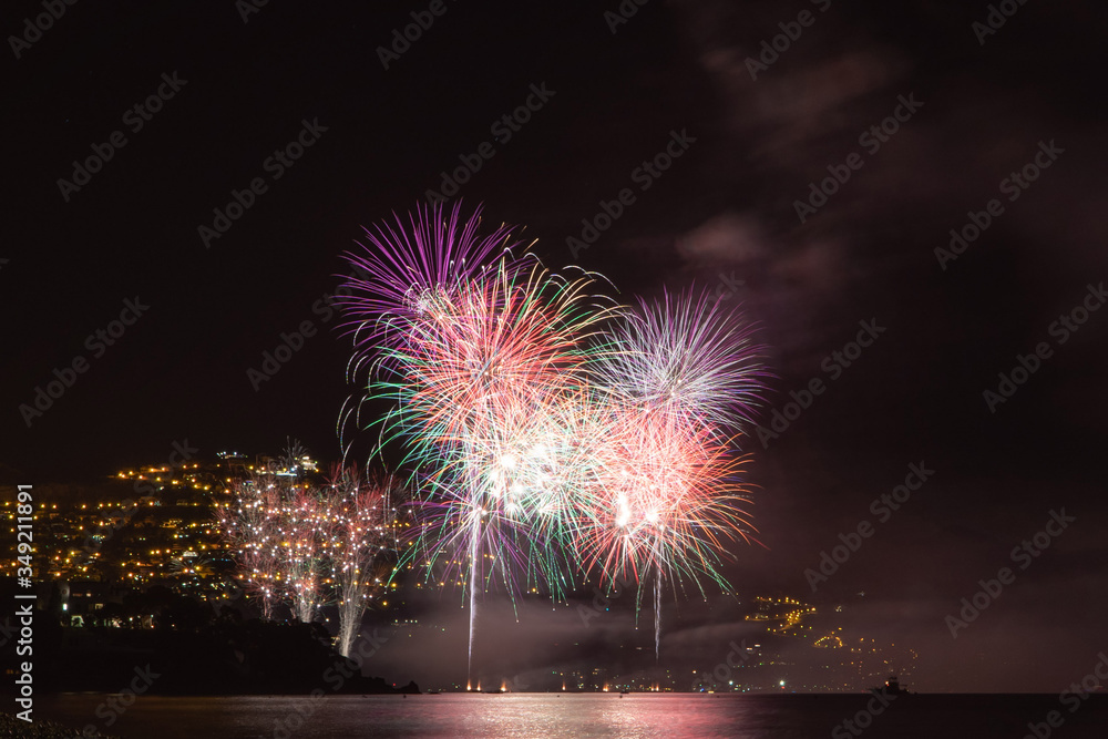 Fuegos artificiales multicolor en el mar, fuegos la olla Altea Fuegos artificiales multicolor en el mar, fuegos la olla Altea