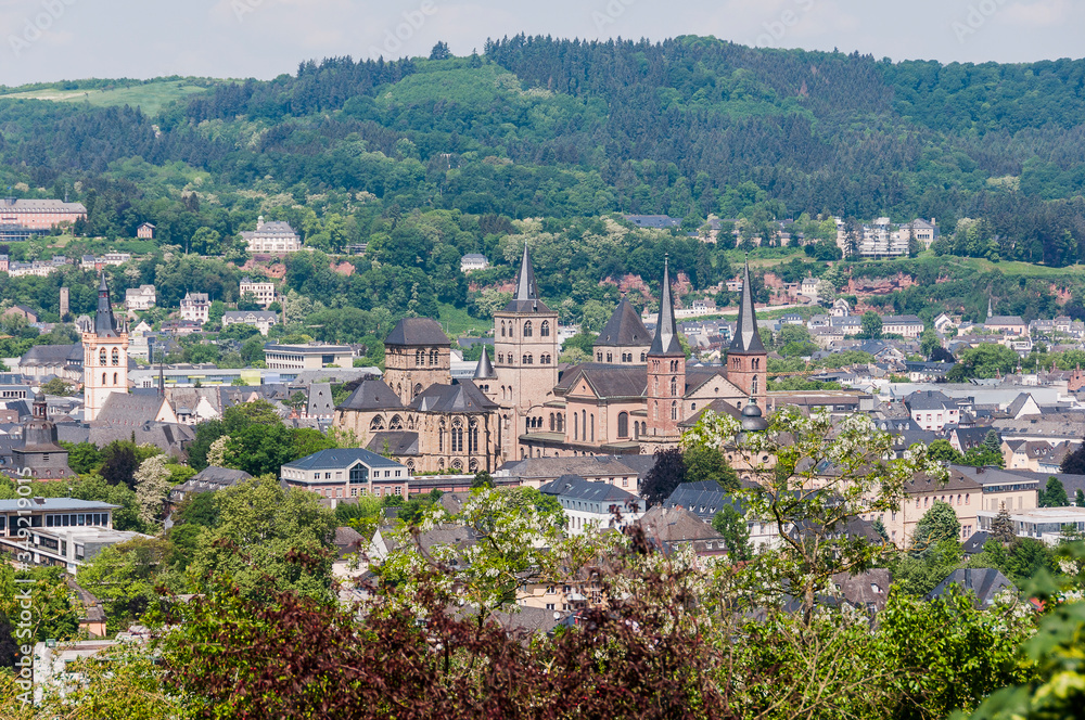 Fototapeta premium Trier, Dom, St. Peter, Liebfrauenkirche, Kirche, Altstadt, Stadt, Altstadthäuser, sankt gangolf, marktkirche, Mosel, Fluss, Stadtrundgang, Römerzeit, Rheinland-Pfalz, Flussschifffahrt, Deutschland