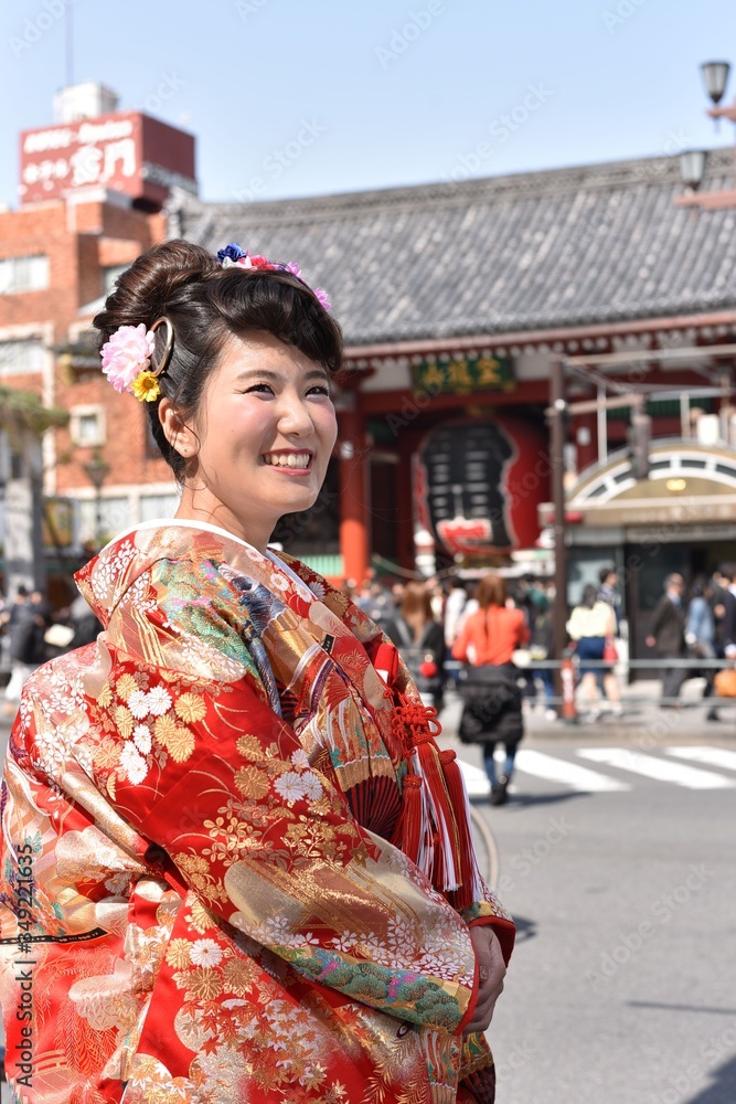 Fototapeta premium 浅草雷門の見える風景のなかで色打掛を着た花嫁