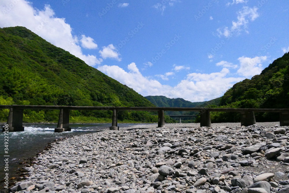 Fototapeta premium 初夏の四万十川と中半家沈下橋。高知、日本。6月上旬。