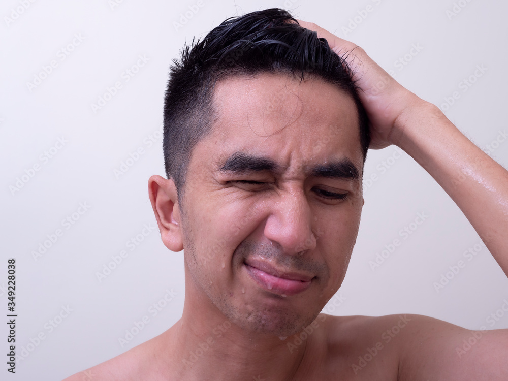 Obraz premium Young handsome man taking a bath