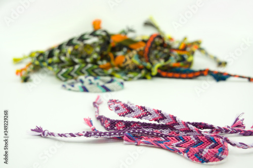 Pulseras de hilo de macramé de diferentes colores y formas: espigas, flores, cenefas, mosaicos, étnicos