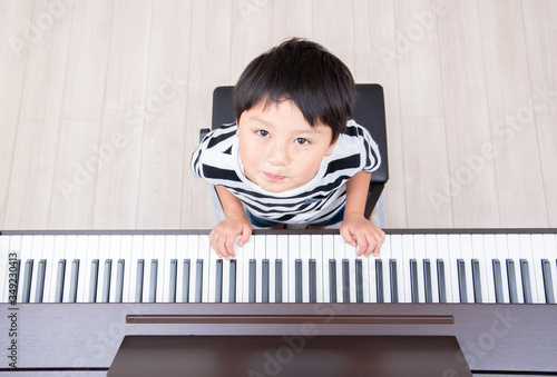 ピアノの練習をする小学生の男の子