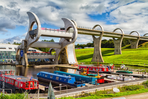Photos FALKIRK, SCOTLAND - AUGUST 21, 2016: The Falkirk Wheel is a rotating boat lift connecting the Forth and Clyde Canal with the Union Canal