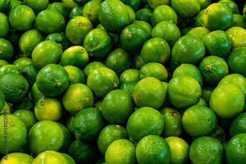 Fototapeta Naklejka Na Ścianę i Meble -  Limão na prateleira do supermercado para venda