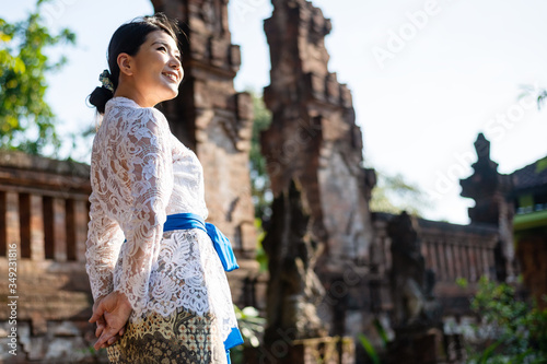 バリ島の伝統寺院にいる伝統衣装(クバヤ)を着た女性