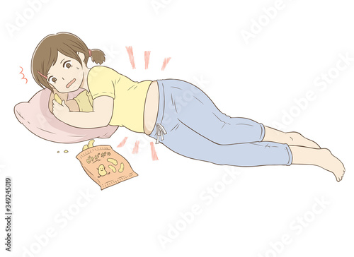 寝そべってスナック菓子を食べる女性　体重増加
