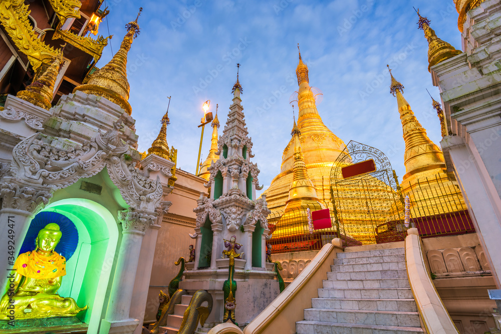 Fototapeta premium Shwedagon Pagoda in Yangon, Myanmar