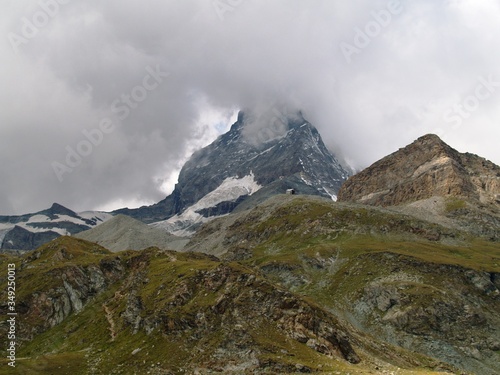 Panorama del Monte Cervino immerso nelle nubi; Zermatt, Svizzera