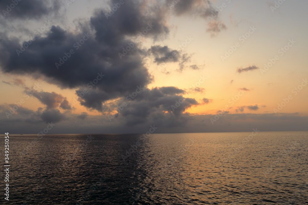 Nuvole al tramonto con mare, capo S. Andrea, Isola Elba, Italia